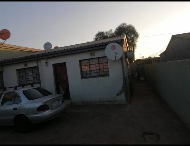 6 BEDROOM HOUSE FOR SALE IN TEMBISA CENTRAL